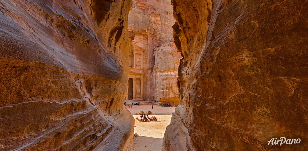 Ancient Petra, the Siq &mdash; a dark winding narrow gorge