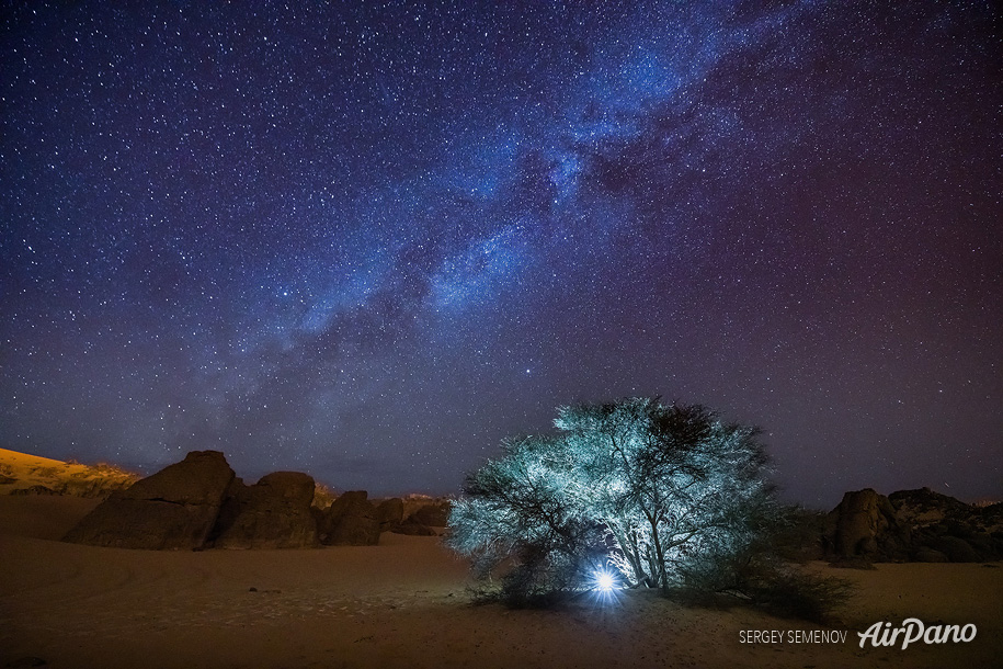 撒哈拉沙漠上空的银河