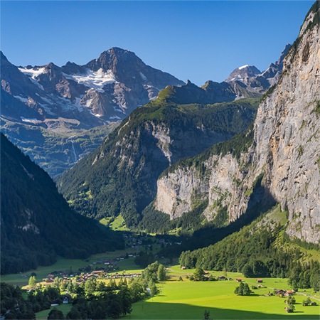 瑞士 瀑布和山峰峡谷 劳特布伦嫩 