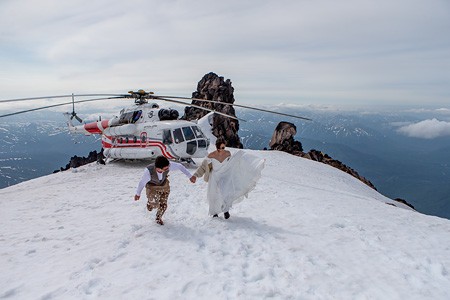 俄罗斯勘察加 火山顶上的婚礼