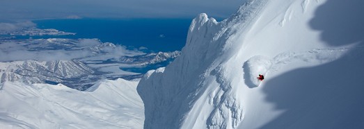 雪山谷 在俄罗斯堪察加半岛自由滑雪