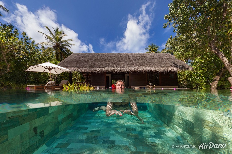 Maldives, One&Only Reethi-Rah. Day in the pool